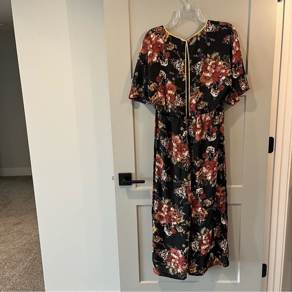 NWT June & Hudson Size Small Black Floral Cropped Jumpsuit V-neck Elbow Sleeve - Picture 3 of 7